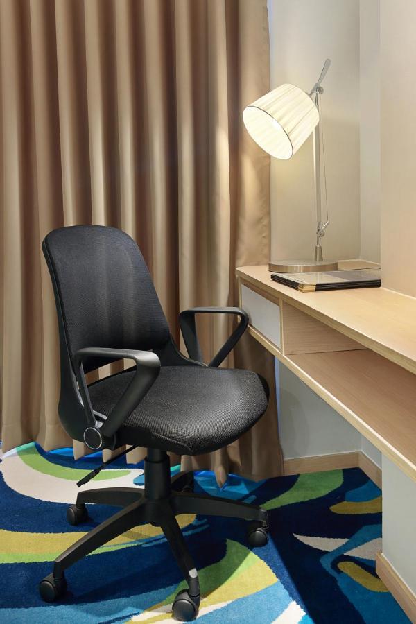 Holiday Inn Express Jakarta Wahid Hasyim By Ihg Buitenkant foto