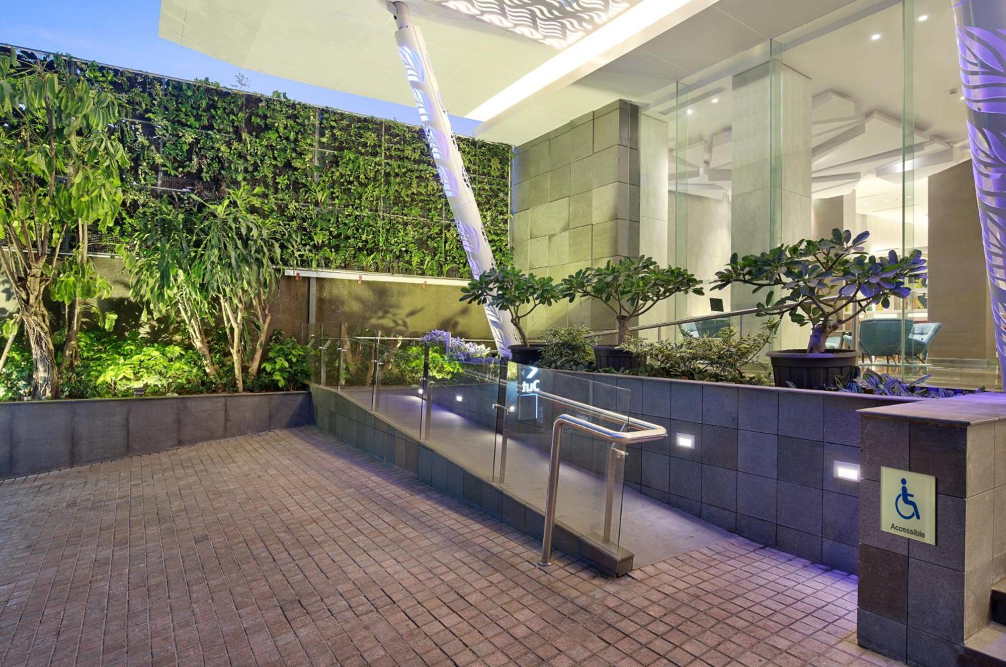 Holiday Inn Express Jakarta Wahid Hasyim By Ihg Buitenkant foto